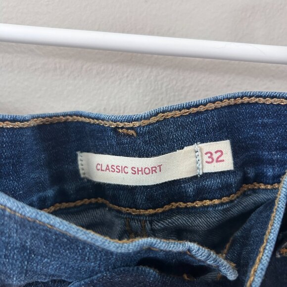 Levi's Classic Denim Shorts Size 32 - Picture 3 of 5